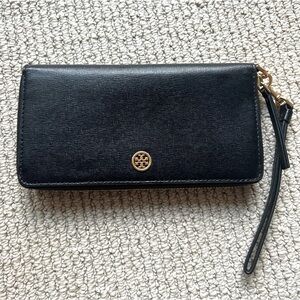 Tory Burch Robinson Zip Continental Wallet Wristlet- Black 001